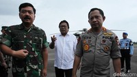 Mereka mengecek pelayanan di PLBN Entikong.