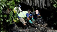 Sampah juga dibersihkan.