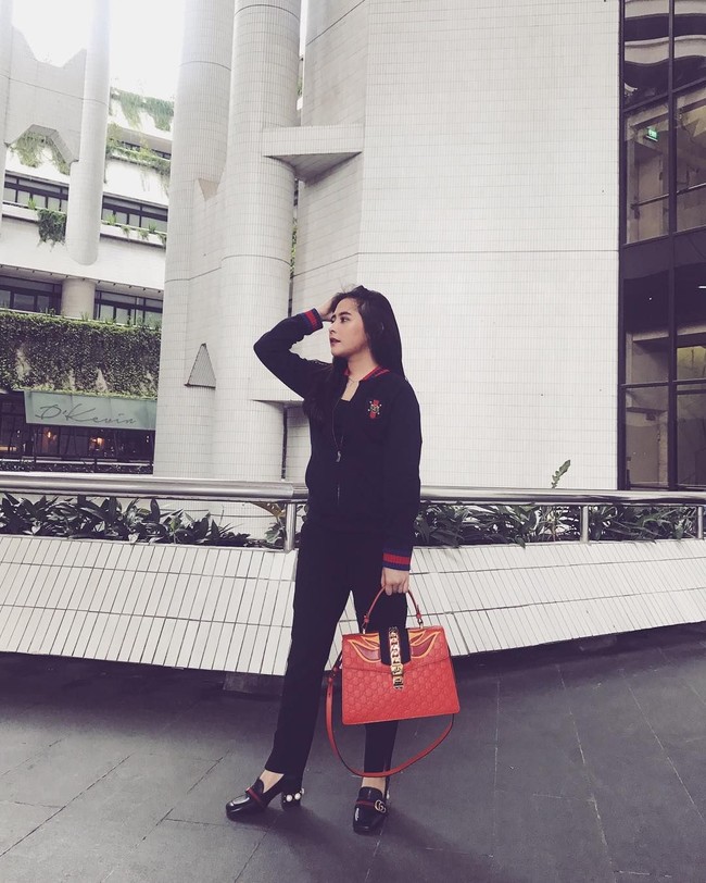 Prilly Latuconsina memakai Gucci from head to toe saat ke kampus. Untuk atasan, dia mengenakan jaket bomber Gucci seharga US$ 502. Kemudian sepatunya, loafers Gucci seharga US$ 1.150. Dan tas yang dipakainya merupakan Gucci seri Sylvie seharga US$ 3.500 atau sekitar Rp 48,6 juta. Foto: Instagram/prillylatuconsina96
