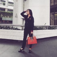Prilly Latuconsina memakai Gucci from head to toe saat ke kampus. Untuk atasan, dia mengenakan jaket bomber Gucci seharga US$ 502. Kemudian sepatunya, loafers Gucci seharga US$ 1.150. Dan tas yang dipakainya merupakan Gucci seri Sylvie seharga US$ 3.500 atau sekitar Rp 48,6 juta. Foto: Instagram/prillylatuconsina96