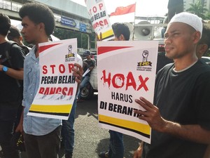 Massa Unjuk Rasa di Polda Metro Minta Kejelasan Kasus Fahri-Fadli