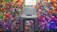 Sea of Plastic oleh EcoBirdy menggunakan furniture anak-anak yang terbut dari plastik daur ulang dan mudah untuk didaur ulang lagi. Dalam membuat ini ia juga melibatkan anak-anak untuk mendesainnya. Istimewa/Inhabitat.