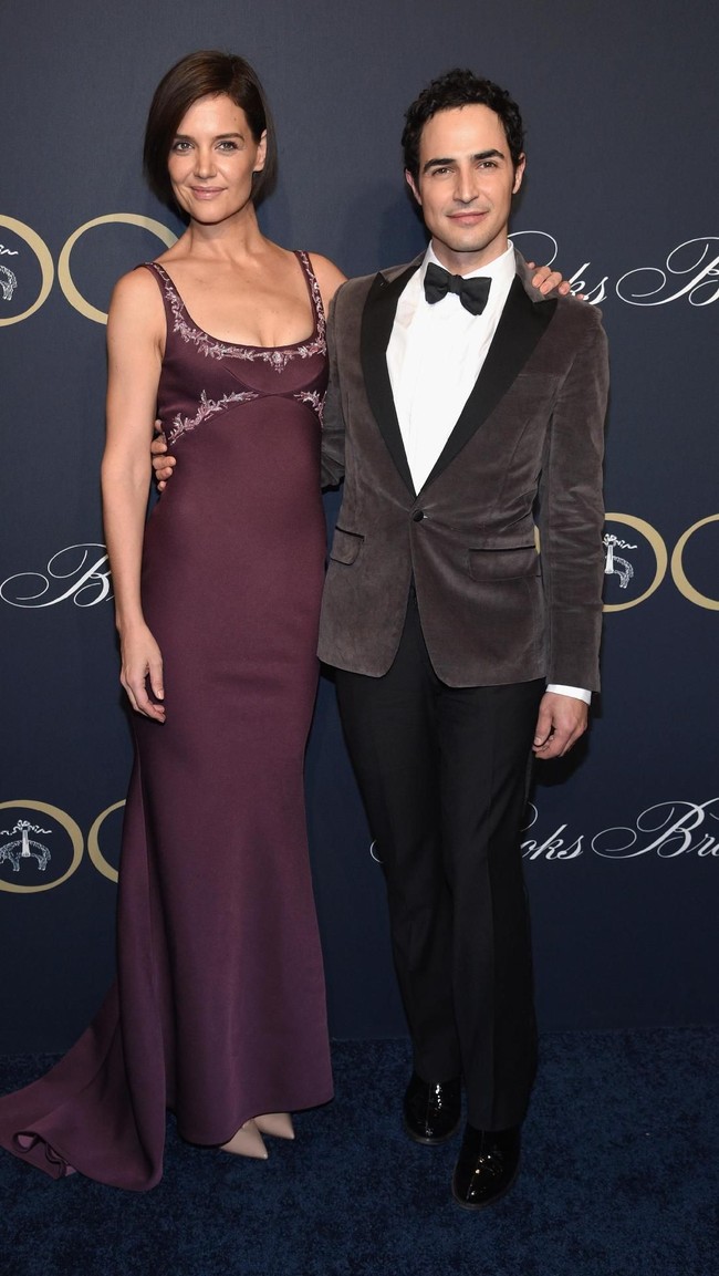 Tentu saja, mantan istri aktor Tom Cruise ini hadir dalam balutan gaun rancangan Zac Posen yang dipadukan dengan pointed heels berwarna nude. (Foto: Getty Images)