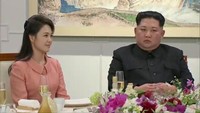 Ri Sol Ju tampil menawan dengan pakaian bernuansa pink.