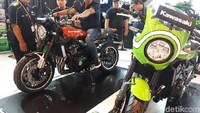 Yang satu bergaya moge klasik Amerika, lainnya yakni yang berkelir hijau mengusung konsep Cafe racer. Foto: Ruly Kurniawan