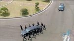 Saat Bodyguard Korut Berlari-lari Mengawal Kendaraan Kim Jong-Un