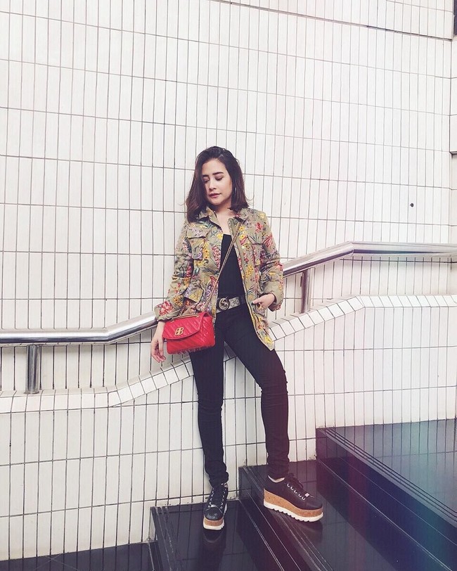 Prilly pun kerap mengunggah foto #ootd saat ke kampus. Seperti di foto yang dipamerkannya di Instagram ini, wanita 21 tahun yang meroket lewat sinetron Ganteng-Ganteng Serigala itu tampil dengan belt atau ikat pinggang Gucci seharga US$ 400 dan tas Balenciaga seharga 1.169 Euro atau sekitar Rp 19,6 juta. Foto: Instagram/prillylatuconsina96