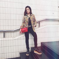 Prilly pun kerap mengunggah foto #ootd saat ke kampus. Seperti di foto yang dipamerkannya di Instagram ini, wanita 21 tahun yang meroket lewat sinetron Ganteng-Ganteng Serigala itu tampil dengan belt atau ikat pinggang Gucci seharga US$ 400 dan tas Balenciaga seharga 1.169 Euro atau sekitar Rp 19,6 juta. Foto: Instagram/prillylatuconsina96