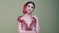 Ariska dinilai terlalu seksi dengan menampilkan bahu dan dadanya. Dok. Instagram/anazofficial