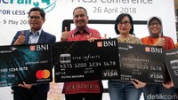 Direktur Utama Garuda Indonesia Pahala N Mansury, Menteri Pariwisata Arief Yahya, Direktur Bisnis Ritel BNI Tambok PS Simanjuntak, Pemimpin Divisi Manajemen Produk Konsumer BNI Corina L Karnalies menghadiri jumpa pers terkait penyelenggaraan Garuda Indonesia Online Travel Fair di Jakarta, Kamis (26/4/2018).
