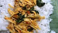 Cumi, ayam, dan tuna, ditumis menjadi satu dan dibungkus ke dalam gurihnya nasi bakar. Pastinya nasi bakar buatan @ariendee ini enak sekali! Foto: Istimewa