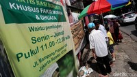 Pembagian nasi bungkus tersebut dibagikan kepada sejumlah fakir miskin dan kaum dhuafa.