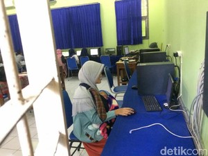 Cerita Wida Ikut UNBK Kesetaraan Sambil Gendong Bayi