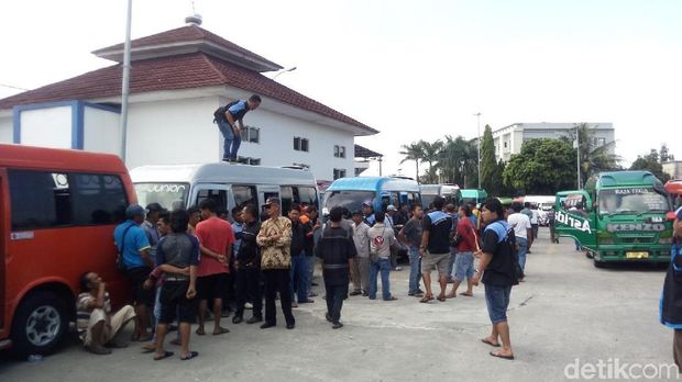 Awak angkutan di Terminal Bawen Semarang mogok