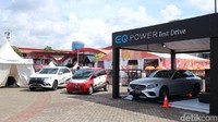 Deretan mobil tersebut antara lain Mercedes-Benz EQ, BMW i8, Mitsubishi Outlander PHEV, Mitsubishi MiEV. Foto: Dina Rayanti
