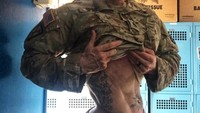 Kalau bertemu tentara seperti Cammie di medan perang, apa yang akan kamu lakukan? (Foto: Instagram/camcamleal)