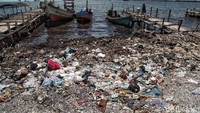 Banyaknya sampah plastik ini dapat merusak ekosistem laut dan pesisir.