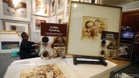 Lukisan hasil karya pelukis asal Bandung, Abu Djumhur, itu dipamerkan di Inacraft 2018, Jumat (27/4/2018).