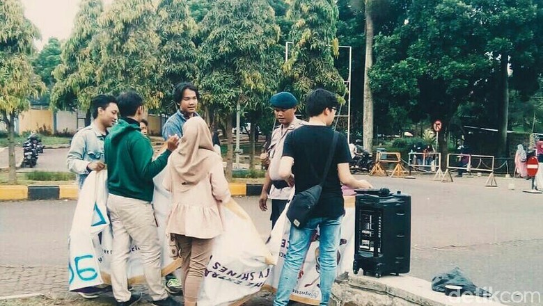 Mahasiswa Keluhkan Keberadaan Brimob Jadi Satpam Kampus Unpad Mahasiswa Keluhkan Keberadaan Brimob Jadi Satpam Kampus Unpad