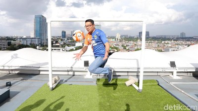 Ridwan Kamil Berjersey Persija Persib