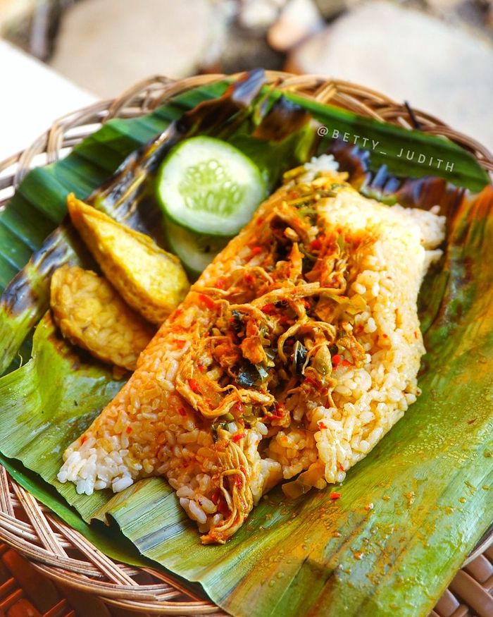 Sedap Mantap! Nasi Bakar dengan Lauk Komplet Pilihan