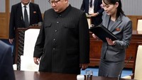 Kim mengajak adik perempuannya sekaligus penasihat dekatnya, Kim Yo-jong dalam pertemuan bersejarah yang berlangsung di desa gencatan senjata Panmunjom di Zona Demiliterisasi. (Foto: AFP)