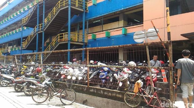 Parkir Blok G Tanah Abang, Jumat (27/4/2018)