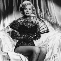 Saat bertolak ke Amerika Serikat, Zsa Zsa bertemu seorang pria bernama Conrad Hilton, yang kemudian dinikahinya pada 1942. Dalam autobigrafinya, disebutkan Zsa Zsa pernah diperkosa suaminya sendiri dan hamil anak bernama Francesca. Keduanya lalu bercerai pada 1947. Foto: Getty Images