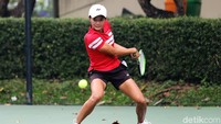 Direktur Teknik pelatnas tenis, Frank van Fraayenhoven, menuntut agar petenis nasional bermain agresif. Sebisa mungkin, mereka harus menekan lawan.