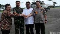 Ketua DPD RI Oesman Sapta Odang bersama Panglima TNI Marsekal Hadi Tjahjanto dan Kapolri Jenderal Tito Karnavian serta Pjs Gubernur Kalbar melakukan salam komando.
