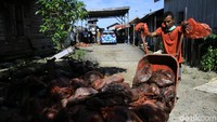 Diperkirakan ada 40 ribu barel minyak mentah yang tumpah ke perairan tersebut.