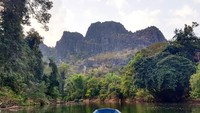 Pemandangan di atas gua juga jadi hal yang dinikmati oleh para wisatawan. Cantik! (travelwiiiithus/Instagram)