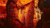 Saat itu, traveler akan melihat lorong gua yang penuh dengan stalagtit dan stalatmit. Traveler yang mau berfoto di sini akan dipersilakan untuk turun sejenak. (vietnamesegirl.on.the.road/Instagram)