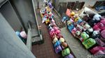 Duh! JPO dan Trotoar Jalan Ditutup Pedagang Boneka