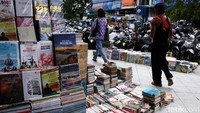Mulai dari komik hingga buku pelajaran dapat ditemui di lapak tersebut.