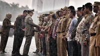 Hujan sempat turun saat upacara digelar. Namun kegiatan tetap berjalan dalam suasana khidmat. (Foto: dok. Instagram Anies Baswedan)