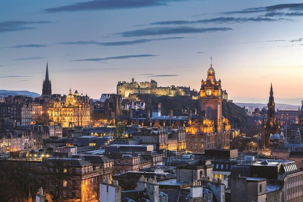 Adalah Kota Tua Edinburgh di Skotlandia yang menjadi salah satu lokasi syuting film Avengers: Infinity War (Visit Scotland)