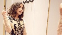 Meski belum menyaingi Syahrini, namun banyak yang jatuh hati dengan penampilan bintang Danur itu. (Dok. Instagram/prillylatuconsina96)