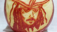 Keren! Buah apelnya diukir sedemikian rupa hingga terlihat sosok Jack Sparrow. Karyanya yang satu ini sepertinya lebih rumit, ya. Foto: Instagram @tomo_like_it