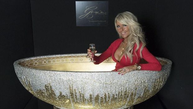 Celia Sawyer dan bathtub ciptaannya yang seharga miliaran rupiah.