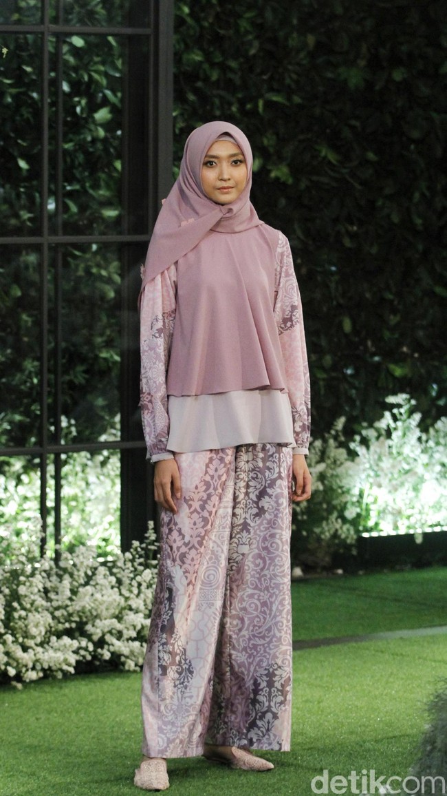 Koleksi Lebaran 2018 dari label hijab Mandjha Ivan Gunawan yang dipamerkan dalam fashion show di Suasana Restaurant, Aston Kuningan, Rabu, [25/4/2018]. [Foto: Mohammad Abduh/Wolipop]