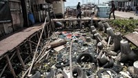 Mulai dari sampah plastik hingga ban bekas dibuang sembarangan oleh warga.