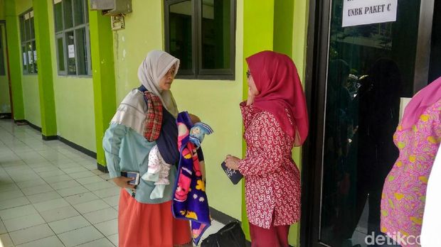 Cerita Wida Ikut UNBK Kesetaraan Sambil Gendong Bayi