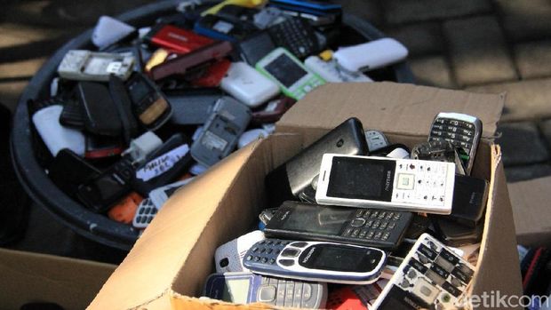 Ratusan HP dimusnahkan hasil sitaan napi se-Jatim/