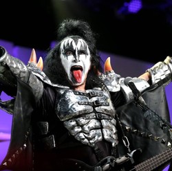 Tak Sadarkan Diri-Tabrak Mobil, Gene Simmons KISS: Aku Baik-baik Saja
