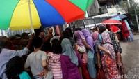 Pembagian dilakukan Senin hingga Jumat mulai pukul 11.00 - 12.00 WIB.