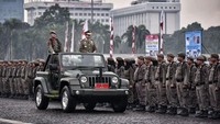 Anies mengecek kelengkapan upacara anggota Satpol PP dengan mengendarai sebuah mobil jeep. Anies mengucapkan selamat memperingati hari jadi bagi Satpol PP di DKI dan seluruh Indonesia. (Foto: dok. Instagram Anies Baswedan)