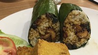 Wah! nasi bakar jamur milik @billy0swald ini dibelah dua, dan disajikan dengan garingnya tahu dan tempe lengkap dengan sambal bawang pedas. Foto: Istimewa