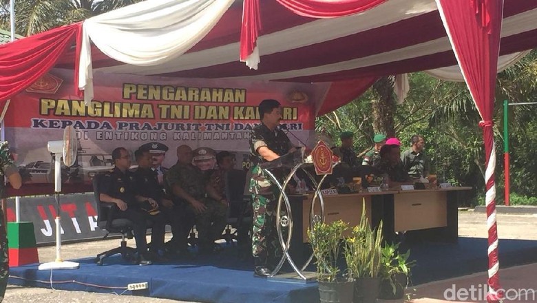 Ke Entikong, Panglima-Kapolri Temui Pasukan Penjaga Perbatasan Ke Entikong, Panglima-Kapolri Temui Pasukan Penjaga Perbatasan
