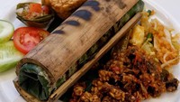 Keren! Nasi bakar milik @foodsforcapture ini dibakar menggunakan bambu, dan disajikan dengan tempek orek dan sayur segar. Foto: Istimewa